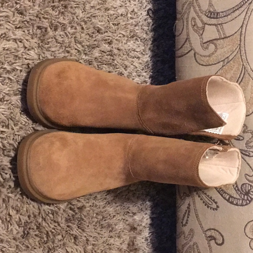 UGG boats with bows in the back.